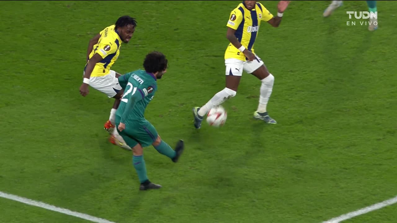 ¿Robo al Anderlecht? Chino Huerta provoca penal y lo que hace el VAR es increíble