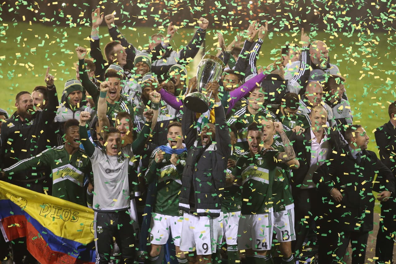 Papel picado amarillo y verda para adornar la celebración de Portland Timbers.