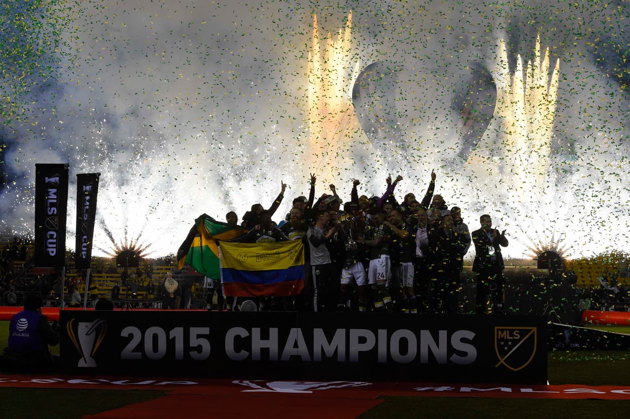 La escena es espectacular reconociendo al campeón de 2015.