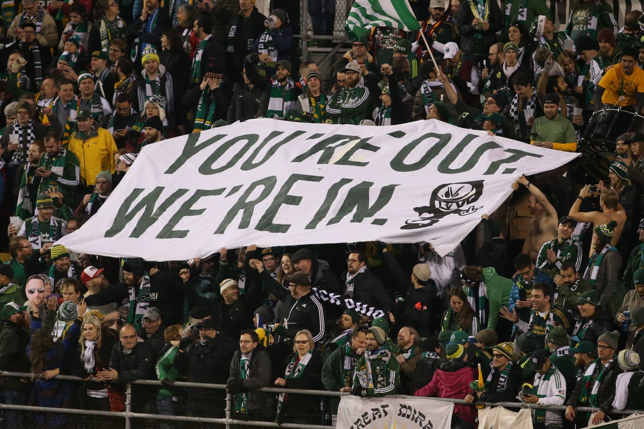 Una de las banderas que llevó el Timbers Army desde Portland: "Tu estás afuera, nosotros adentro".