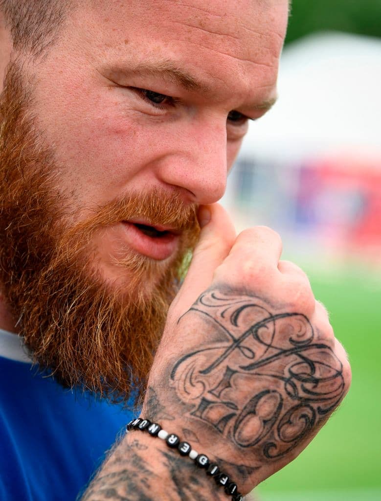 El islandés Aron Gunnarsson tiene tatuajes mucho más visibles.