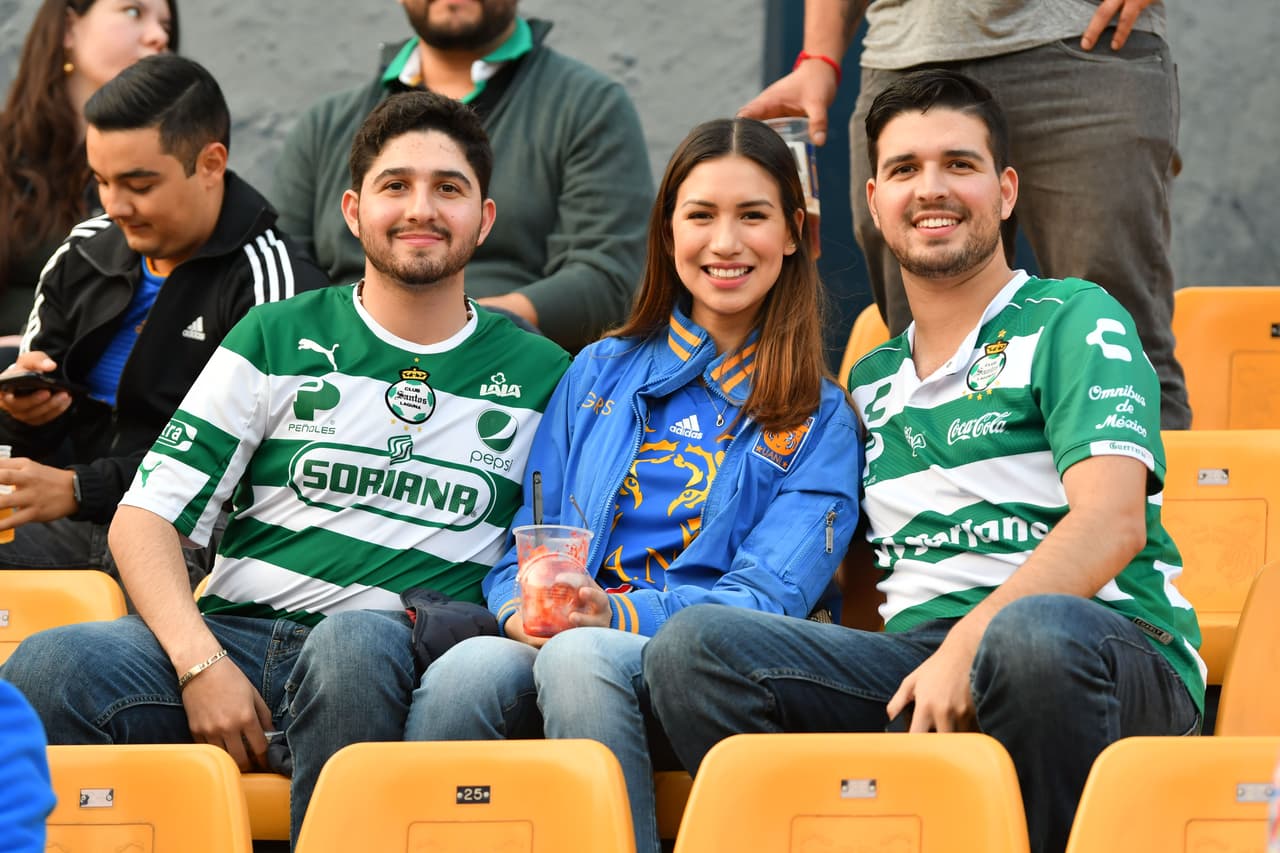 Los fanáticos de Tigres y Santos disfrutan en el Estadio Universitario la antesala del partido por la Jornada 5 del Clausura 2019.