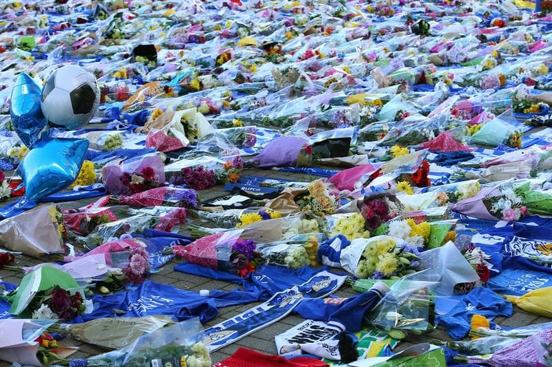 La esposa y el hijo de Vichai Srivaddhanaprabha, propietario del Leicester City, presentaron sus ofrendas junto miles de hinchas del club que se despidieron del hombre que falleció en un accidente de helicóptero de forma trágica.
