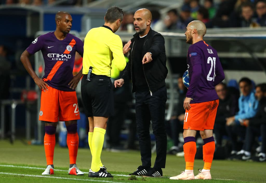 Incluso tuvo momentos de diálogos con el árbitro en jugadas que consideró en contra de los suyos, aunque pronto tuvo que calmarse para evitar una nueva expulsión.