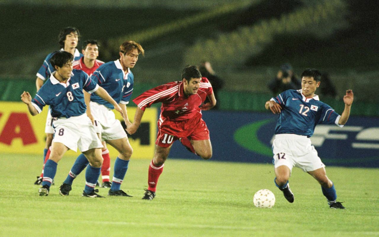 La quinta edición de la Copa Oro se disputó en Estados Unidos en el 2000, con la novedad de que 3 selecciones no pertenecientes a la Concacaf fueron invitadas, Colombia, Perú y Corea del Sur.