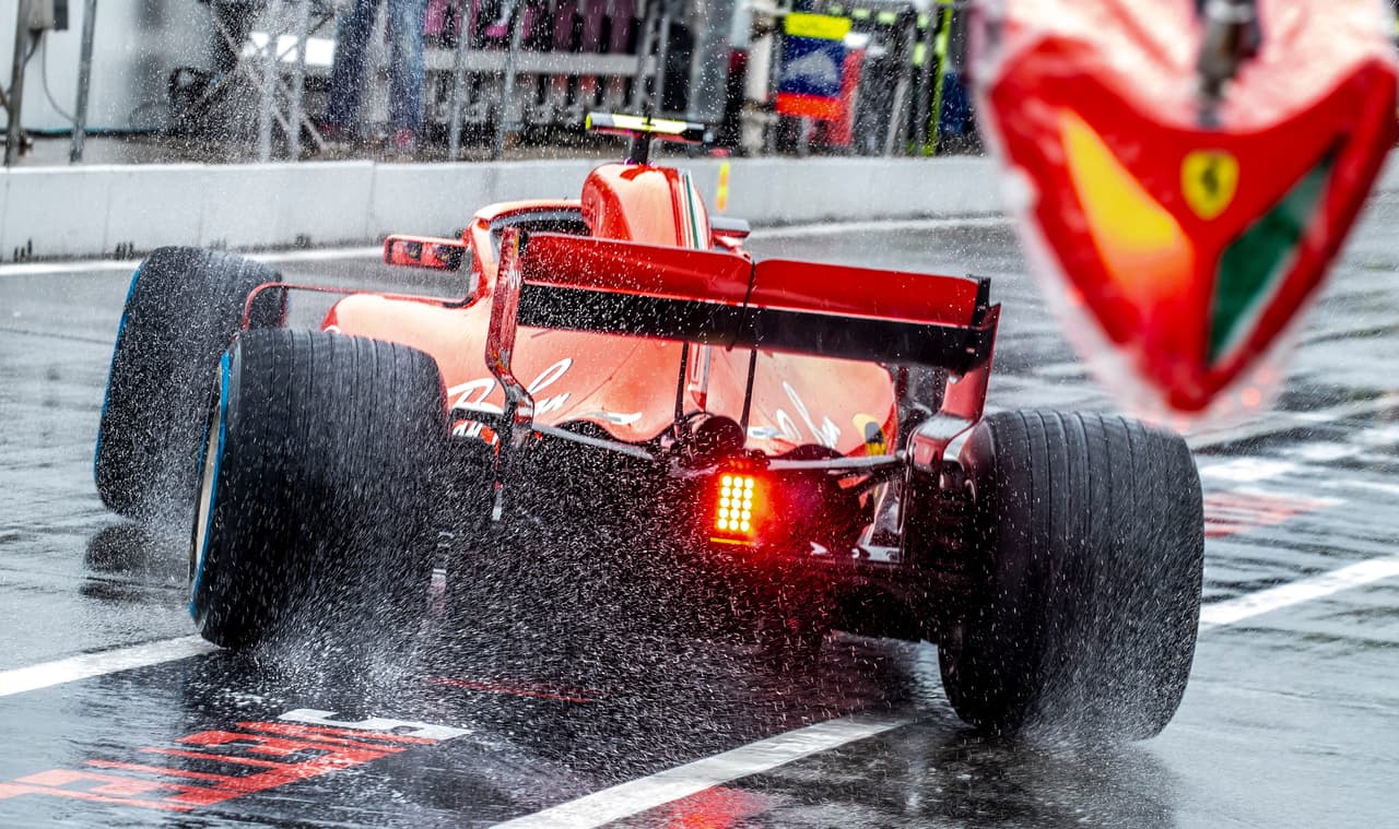 Los Ferrari tuvieron buen desempeño, el puesto 1 y 3 en la salida hace ilusionarlos de cara al domingo donde defienden la punta del campeonato de constructores, y de pilotos con Sebastian Vettel.