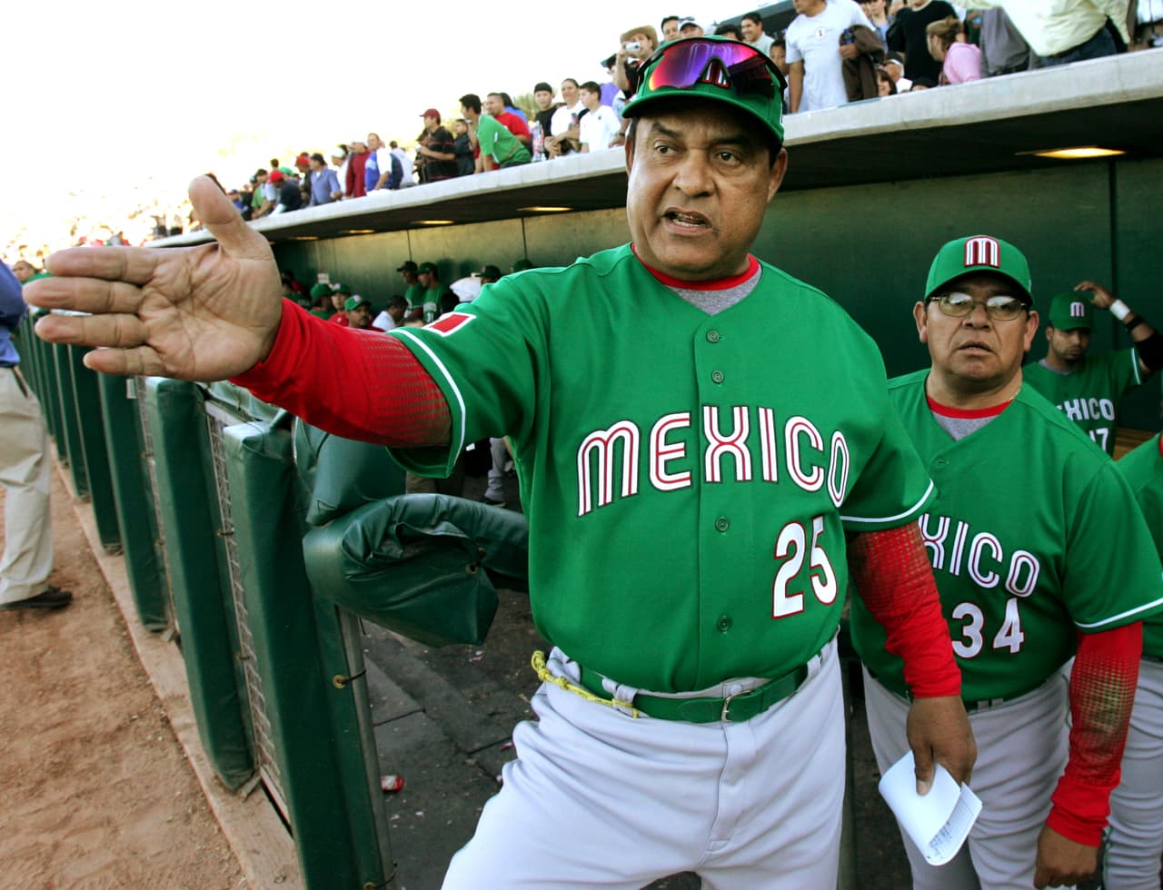 Francisco Estrada también jugó en la LMB con los Diablos Rojos del México en 1966, ahí jugó por 26 temporadas.