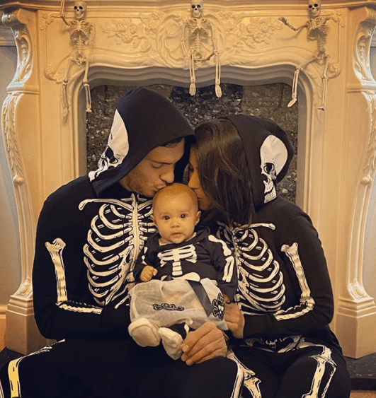 El 'lobo mexicano' se disfrazó de calaca junto con su familia.