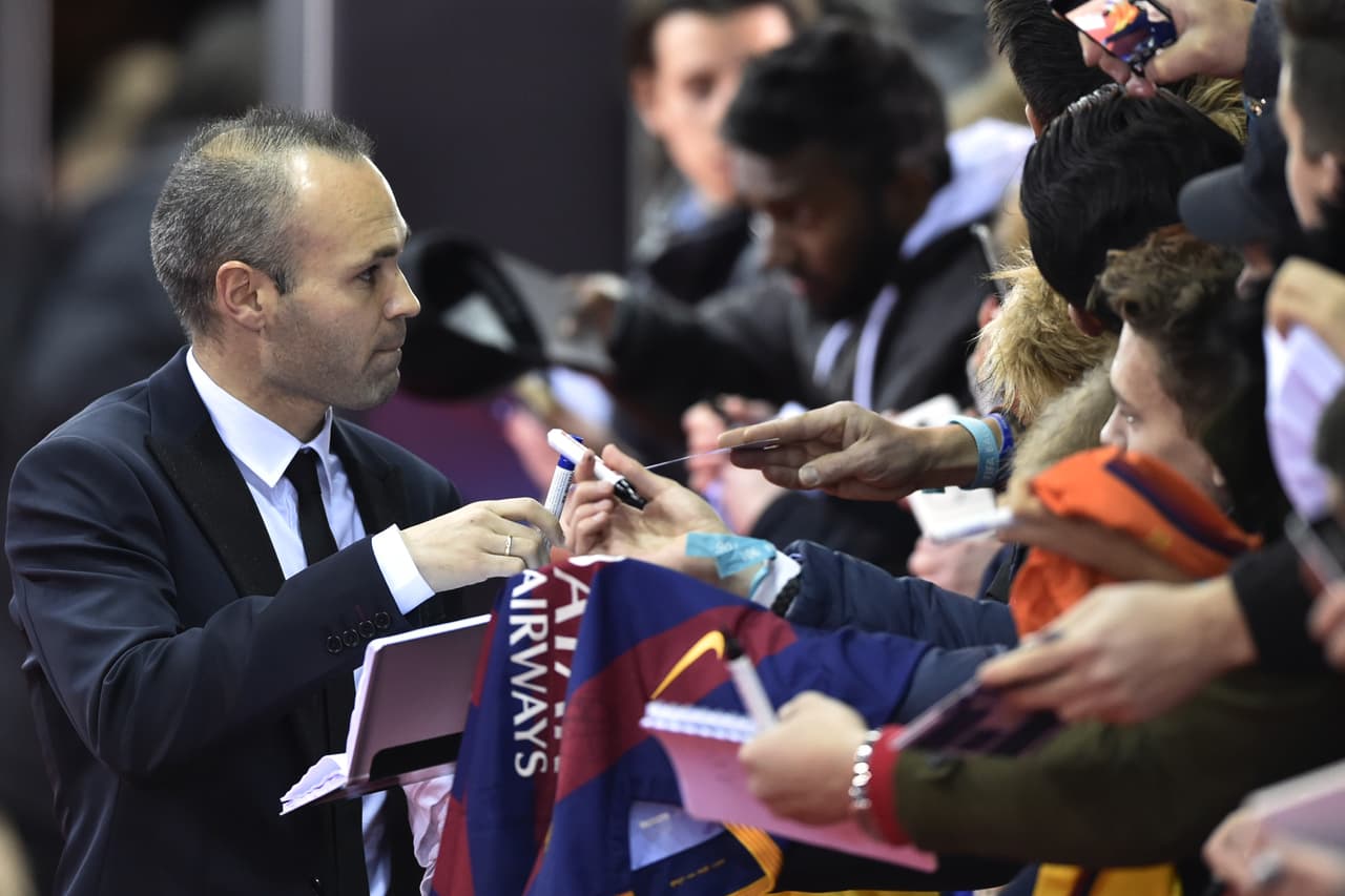 Andrés Iniesta también se detuvo a complacer a los aficionados al Barcelona que esperaron la alfombra roja en Zurich.