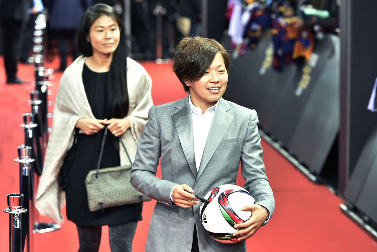 La mediocampista de la Selección Japonesa, Aya Miyama, posó con un balón de fútbol en la alfombra roja del Balón de Oro 2015.