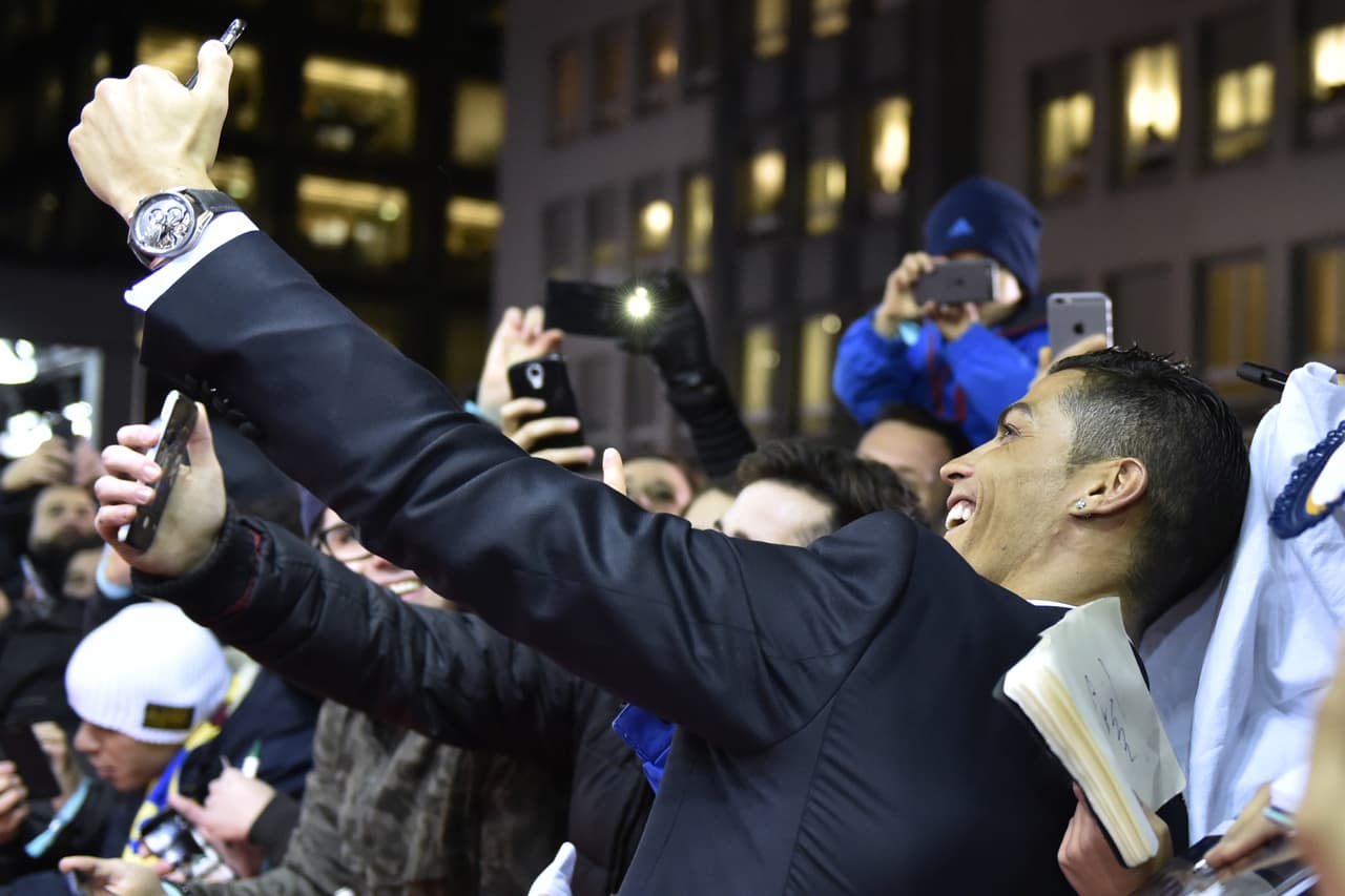 Cristiano Ronaldo también se tomó una selfie con los fanáticos y seguidores del conjunto blanco.