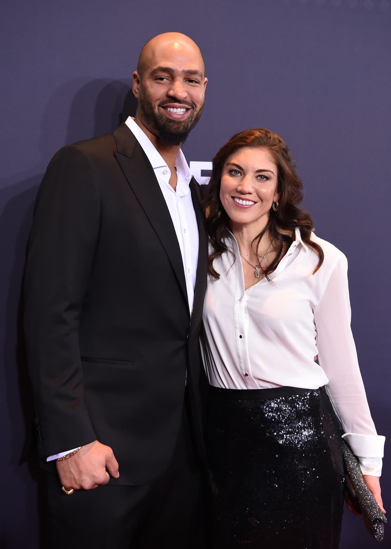La arquera de la Selección Femenil de Estados Unidos, Hope Solo, fue bien acompañada por su esposo Jerramy Stevens durante el evento del Balón de Oro.