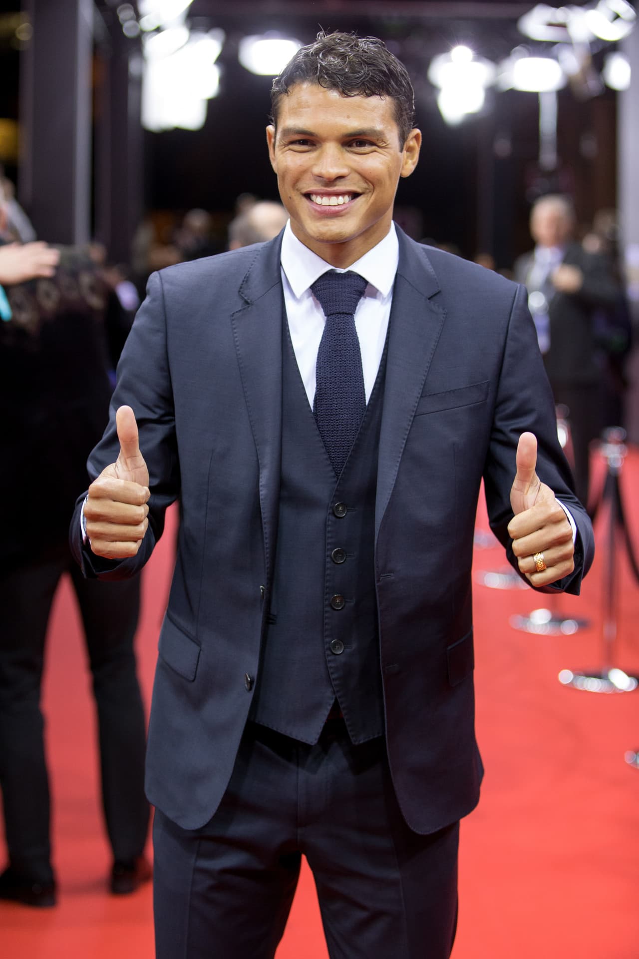 El jugador del Paris Saint-Germain, Thiago Silva, también llegó a la gala del Balón de Oro 2015, otros equipos en los que ha militado son el Juventude, Porto, Dinamo Moscú, Fluminense y el Milan.