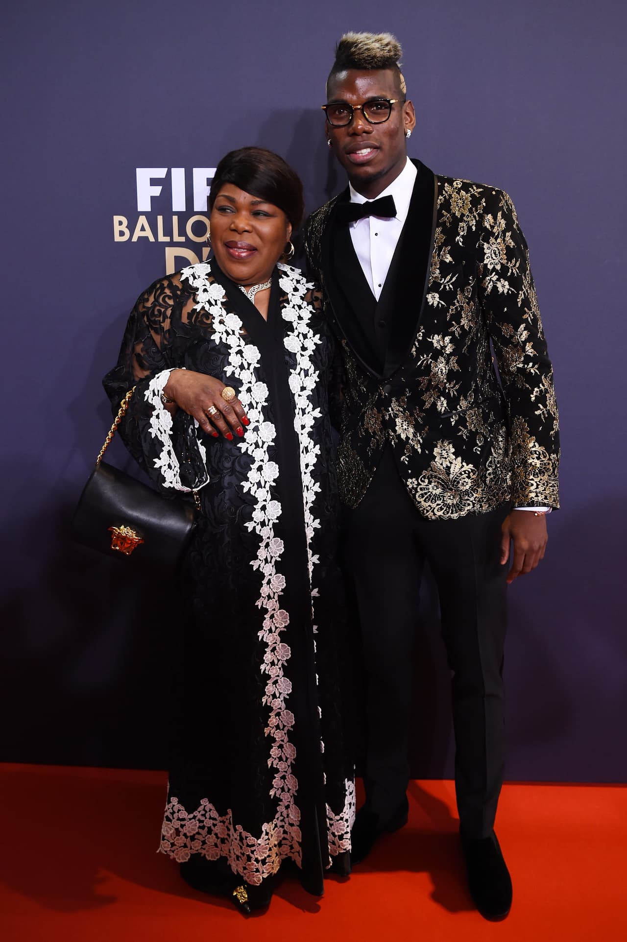 Paul Pogba asistió a la gala del Balón de Oro 2015 en Zurich, acompañado de su madre.