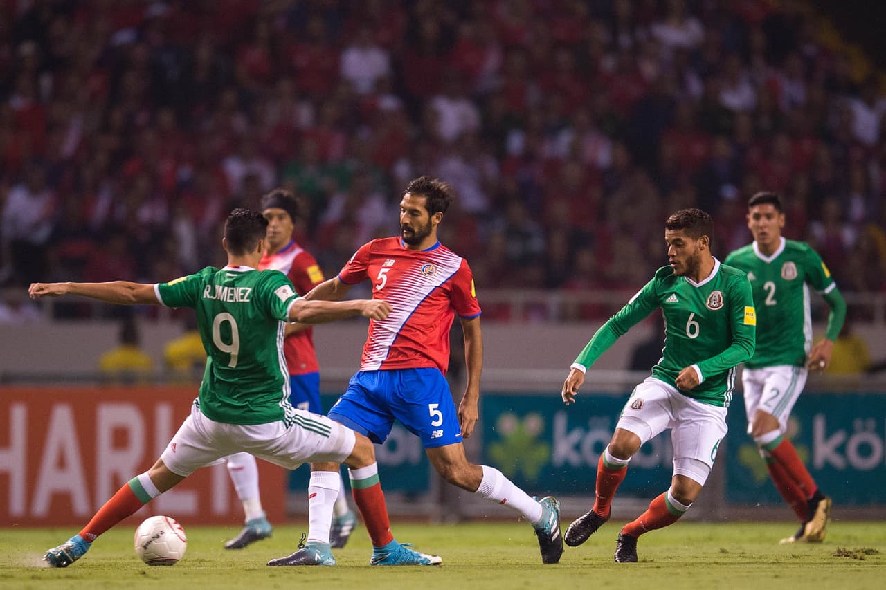 Ante la ausencia del 'Chicharito' en el 11 inicial, Raúl Jiménez ocupó su lugar en el ataque.