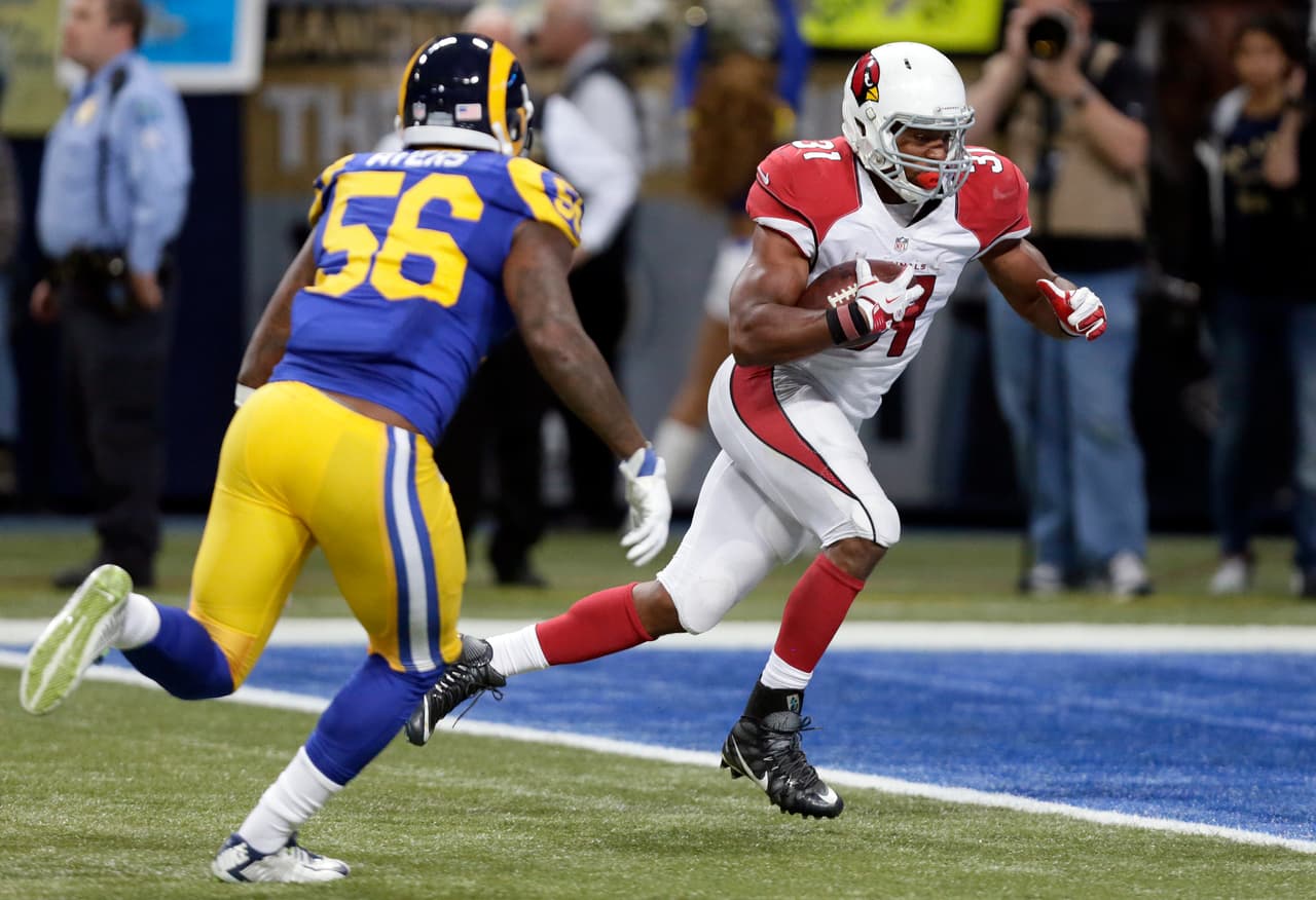 El corredor novato de los Cardinals DAVID JOHNSON acarreó el ovoide para 99 yardas y atrapó un pase de touchdown en la victoria de Arizona.