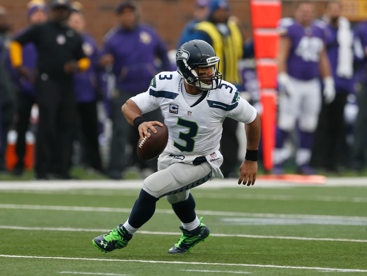 3.- El quarterback de Seattle RUSSELL WILSON lanzó tres pases de touchdown sin intercepción y corrió para un touchdown en la victoria de los Seahawks 38-7 en Minnesota.