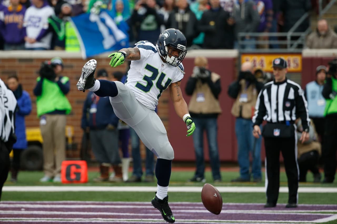 El corredor novato de los Seahawks THOMAS RAWLS acarreó el ovoide para 101 yardas y un touchdown en la victoria de Seattle. Rawls (712) tiene la mayor cantidad de yardas terrestres para un jugador no elegido en el Draft en sus primeros seis juegos como titular desde la fusión AFL/NFL de 1970.