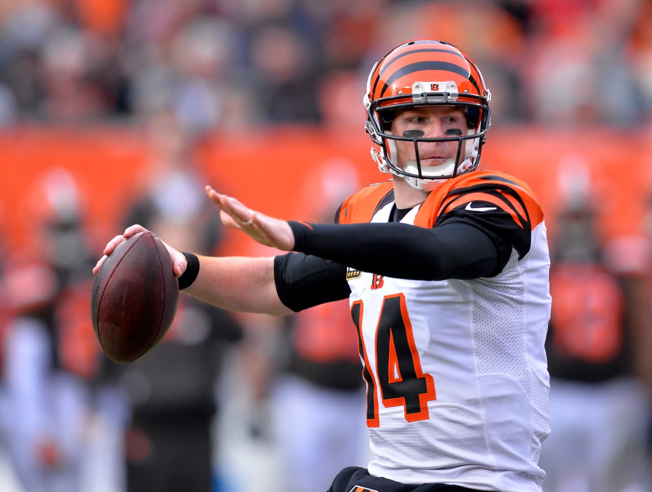 4.- El quarterback de Cincinnati ANDY DALTON pasó para 220 yardas con dos touchdowns y sin intercepciones para un rating de pasador de 146.8 puntos (máximo en su carrera) en el triunfo de los Bengals 37-3 en Cleveland.