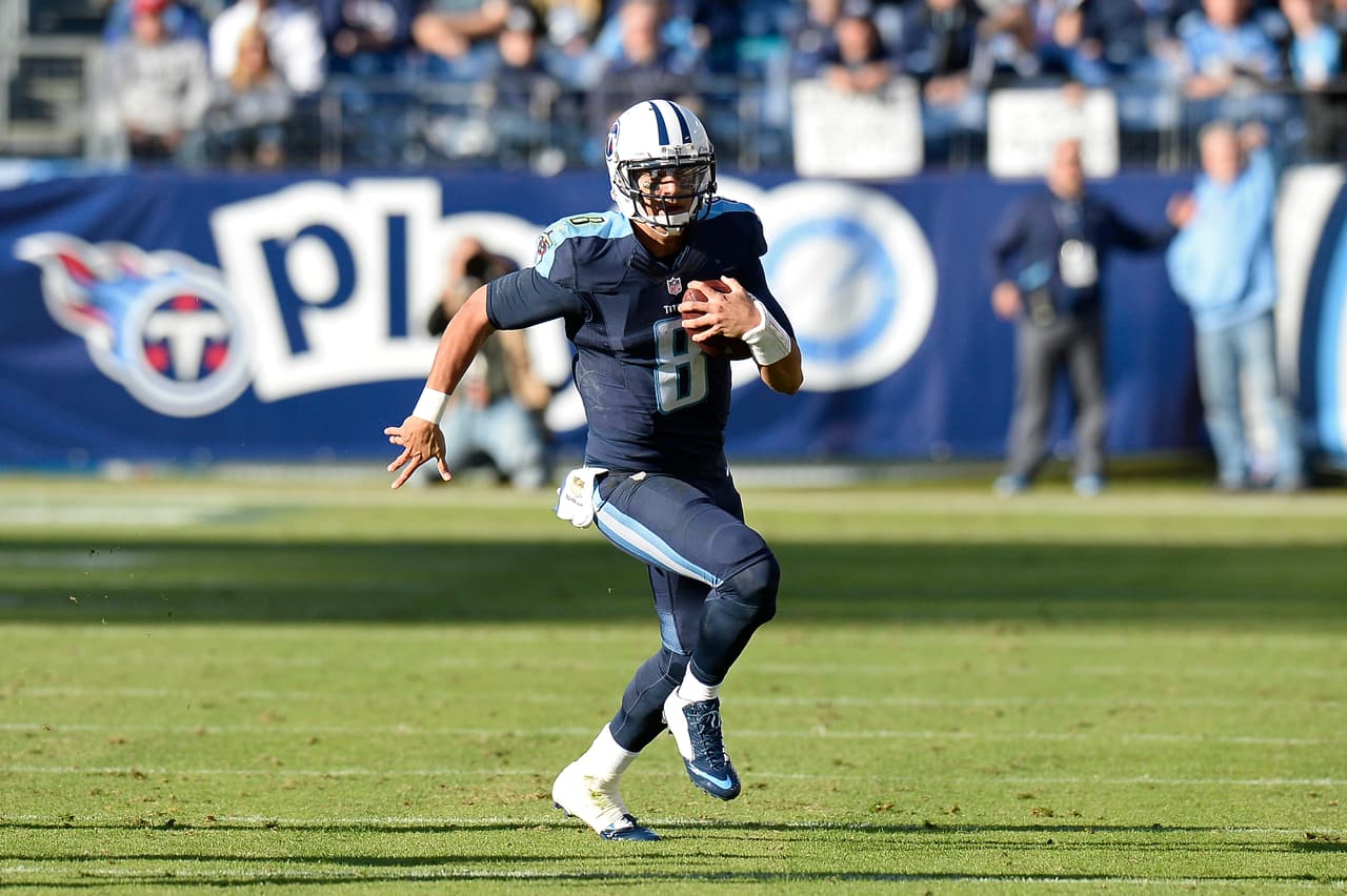 Mariota es el único jugador en la historia de la NFL en pasar para al menos 250 yardas con tres touchdowns y correr para más de 100 yardas en el mismo juego.