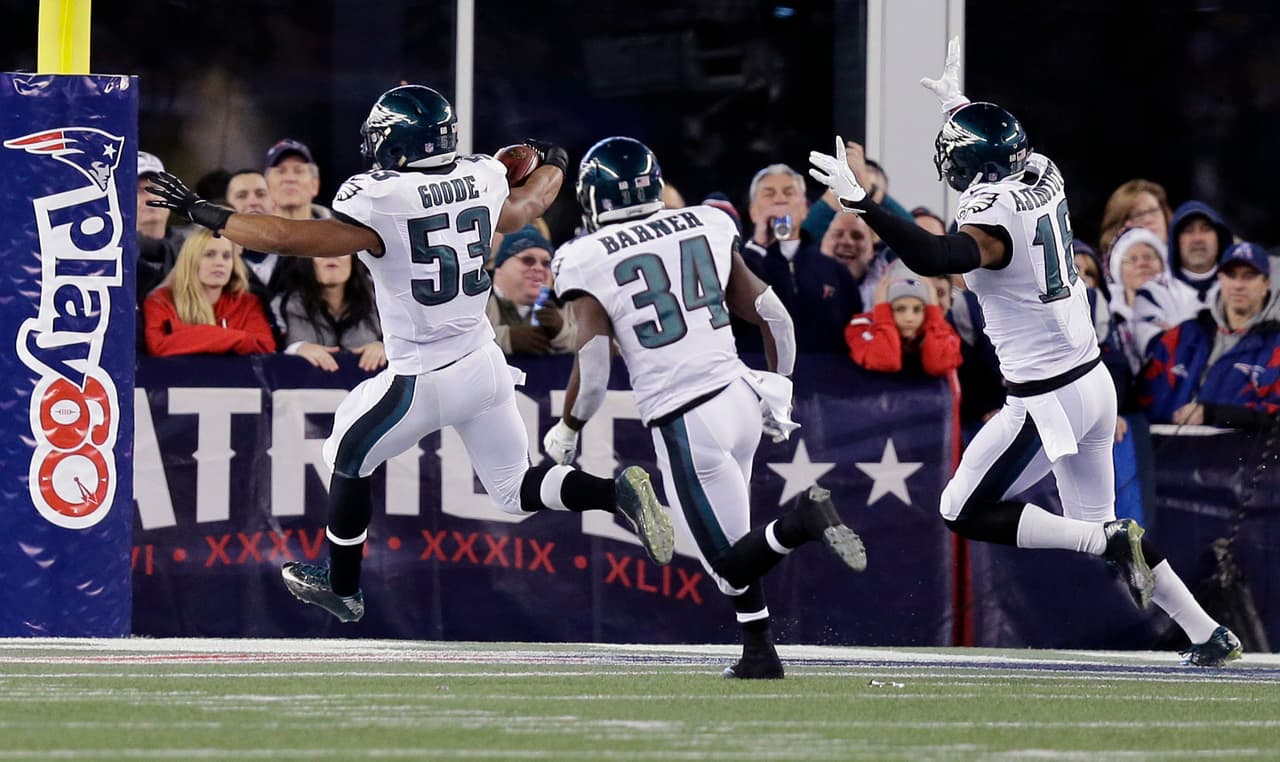 7.- Los PHILADELPHIA EAGLES regresaron una patada de despeje bloqueada para touchdown (24 yardas por NAJEE GOODE) y tuvieron un regreso de patada de despeje para touchdown (83 yardas por DARREN SPROLES) en la victoria 35-28 en New England.