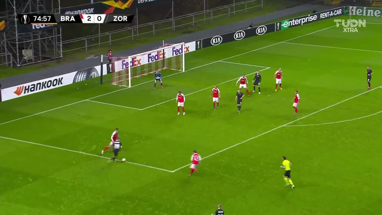 ¡TIRO ATAJADO! disparo por Artem Gromov.