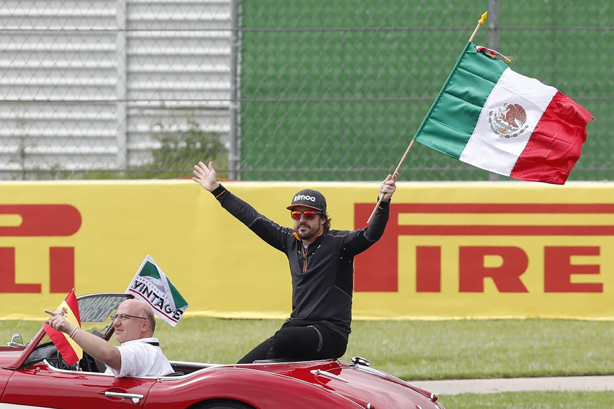 Fernando Alonso recorrió el circuito con una bandera mexicana.