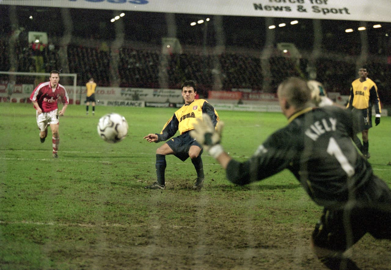 Nelson Vivas jugó en el Arsenal de Inglaterra cuando en la Premier jugaban pocos argentinos.
