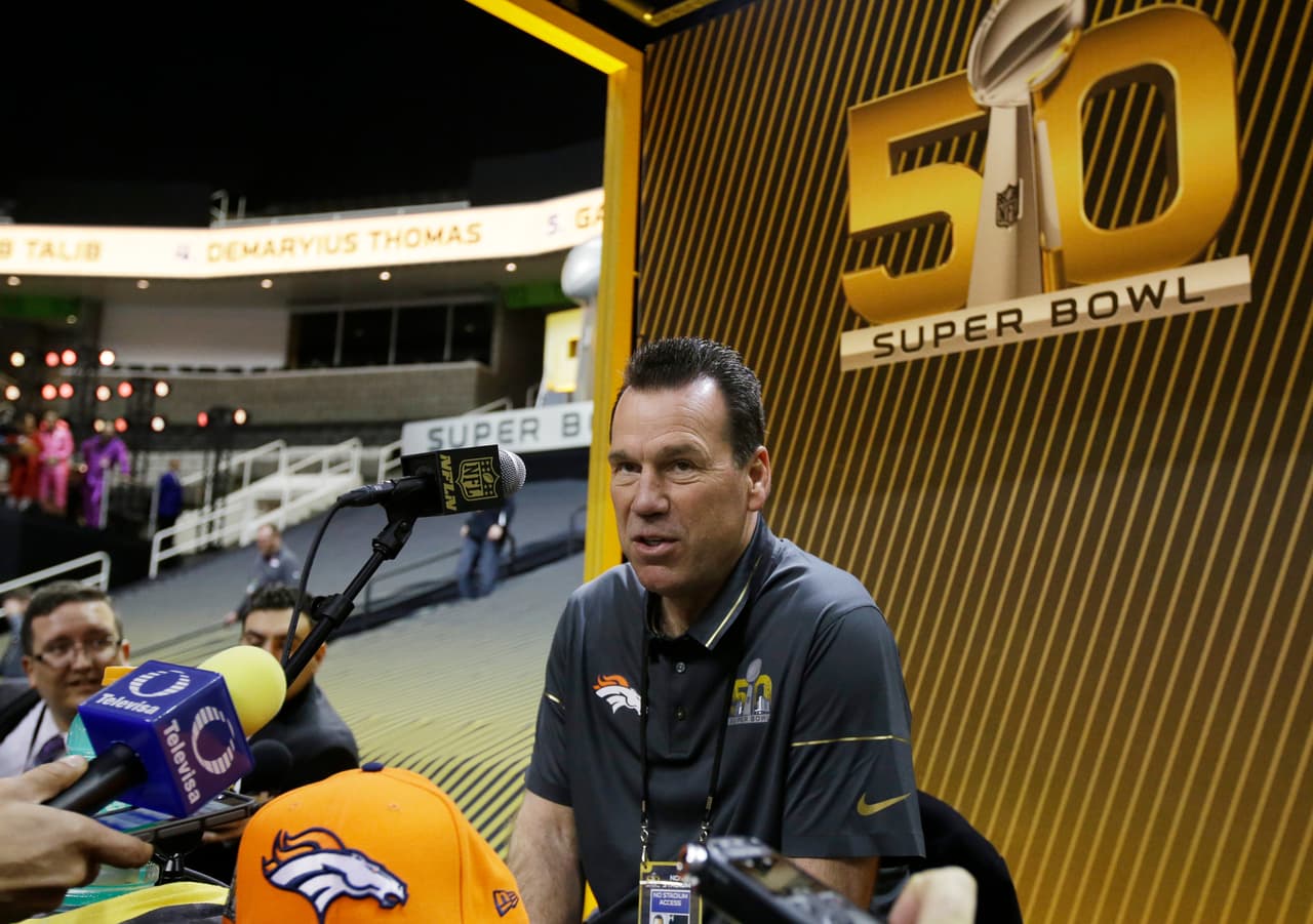 El coach Gary Kubiak durante la presentación de los Broncos ante la prensa.