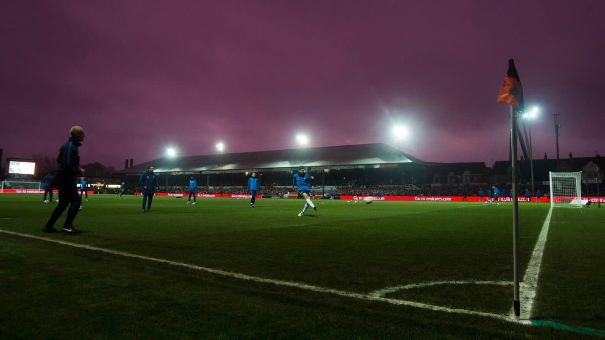Poco a poco fue cayendo la noche sobre el coloso del Newport County que puso en predicamentos al Tottenham al ponerse en ventaja gracias a un gol de Padraig Amond.
