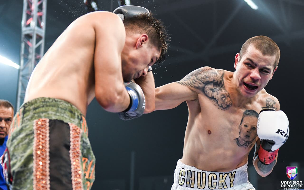 En la pelea coestelar de la noche, el campeonato supergallo de la Asociación Mundial de Boxeo (AMB), Daniel Roman le quitó el invicto al mexicano Moisés 'Chucky' Flores por amplia decisión unánime. Las tarjetas fueron de 116-112, 118-110 y 120-108 para el campeón.