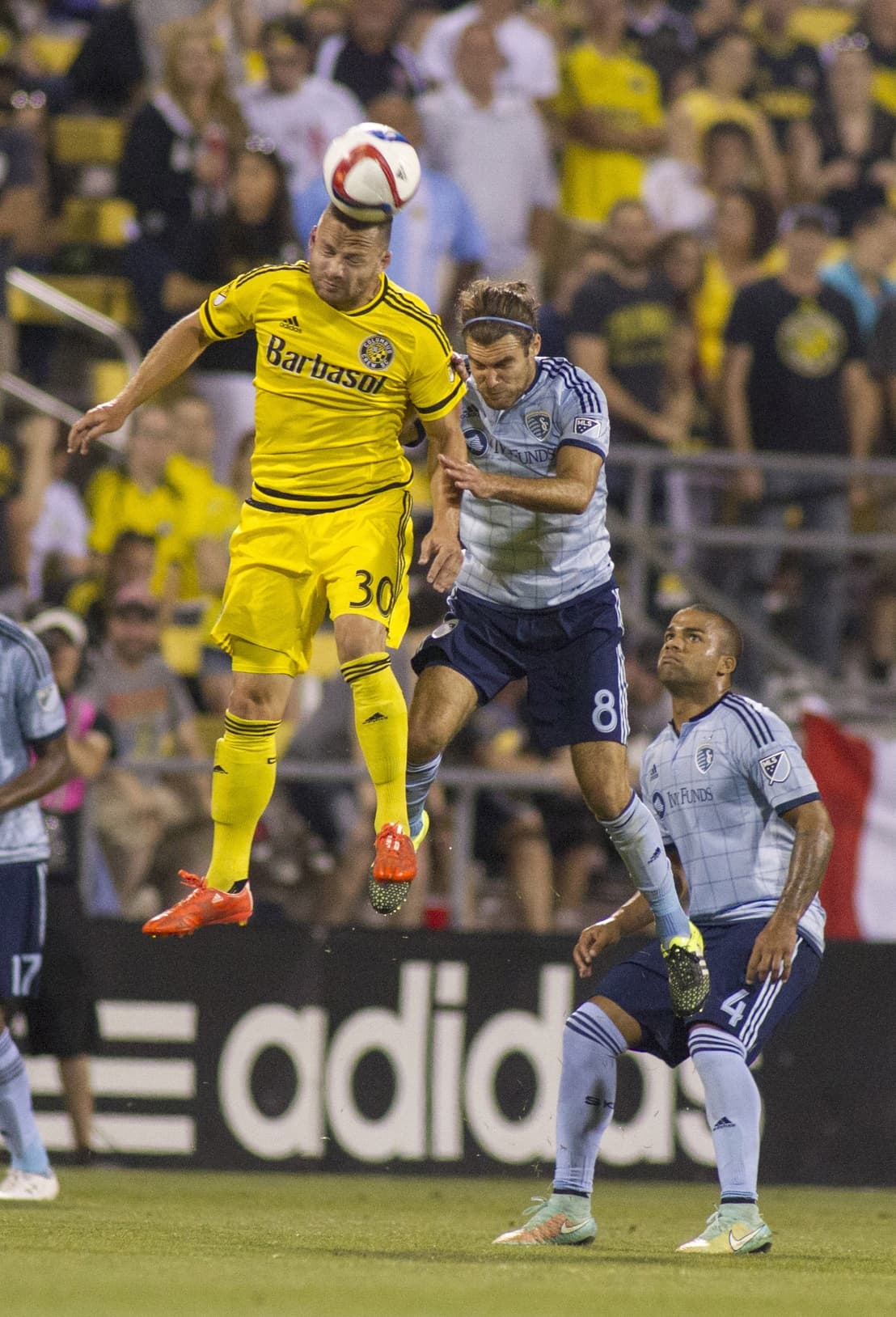 En el aire Jack McInerney y Graham Zusi.