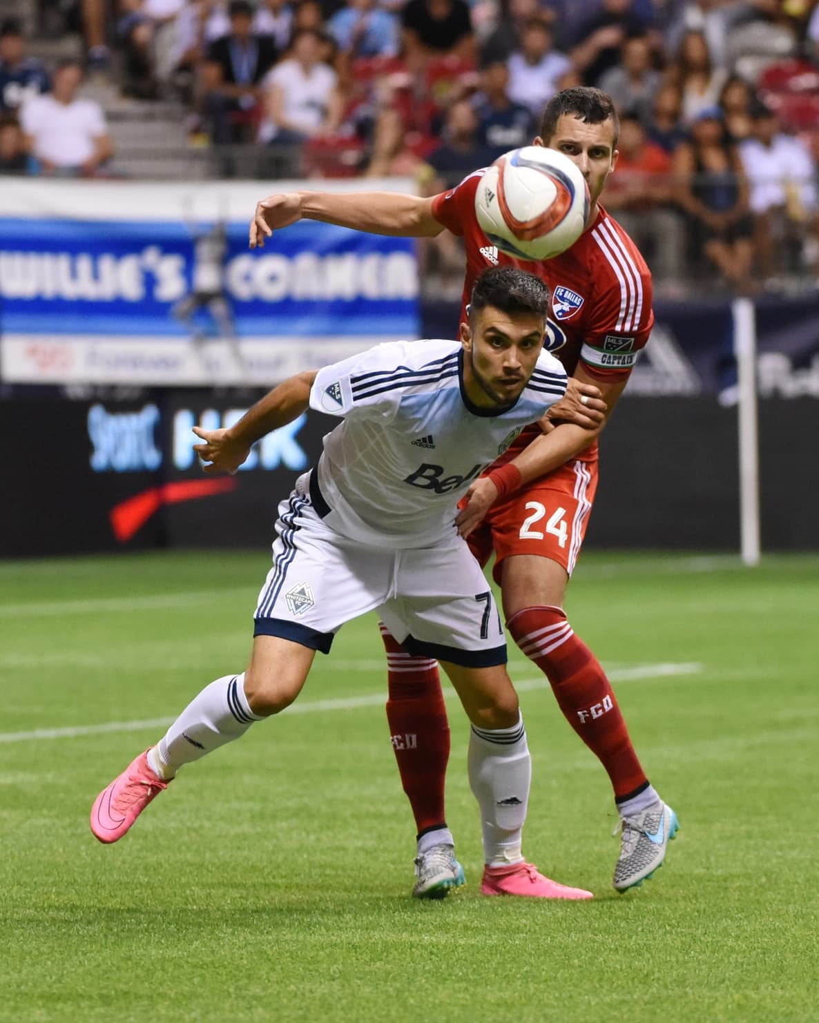 El chileno Pedro Morales intenta escapara a la férrea marca de Matt Hedges.