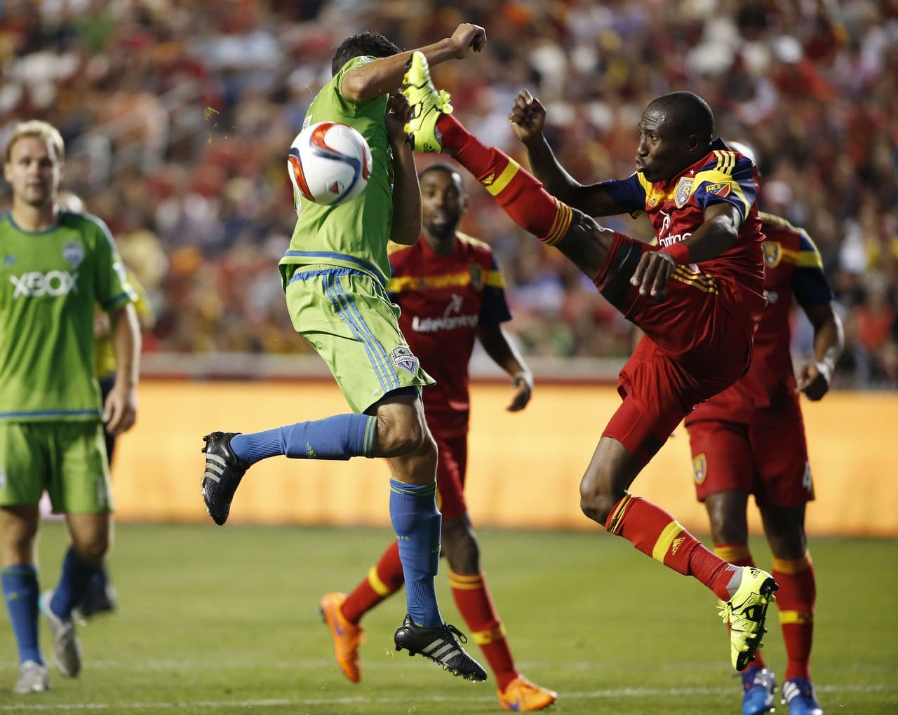 Jamison Olave no anda con delicadezas a la hora de despejar ante la entrada de Lamar Neagle.