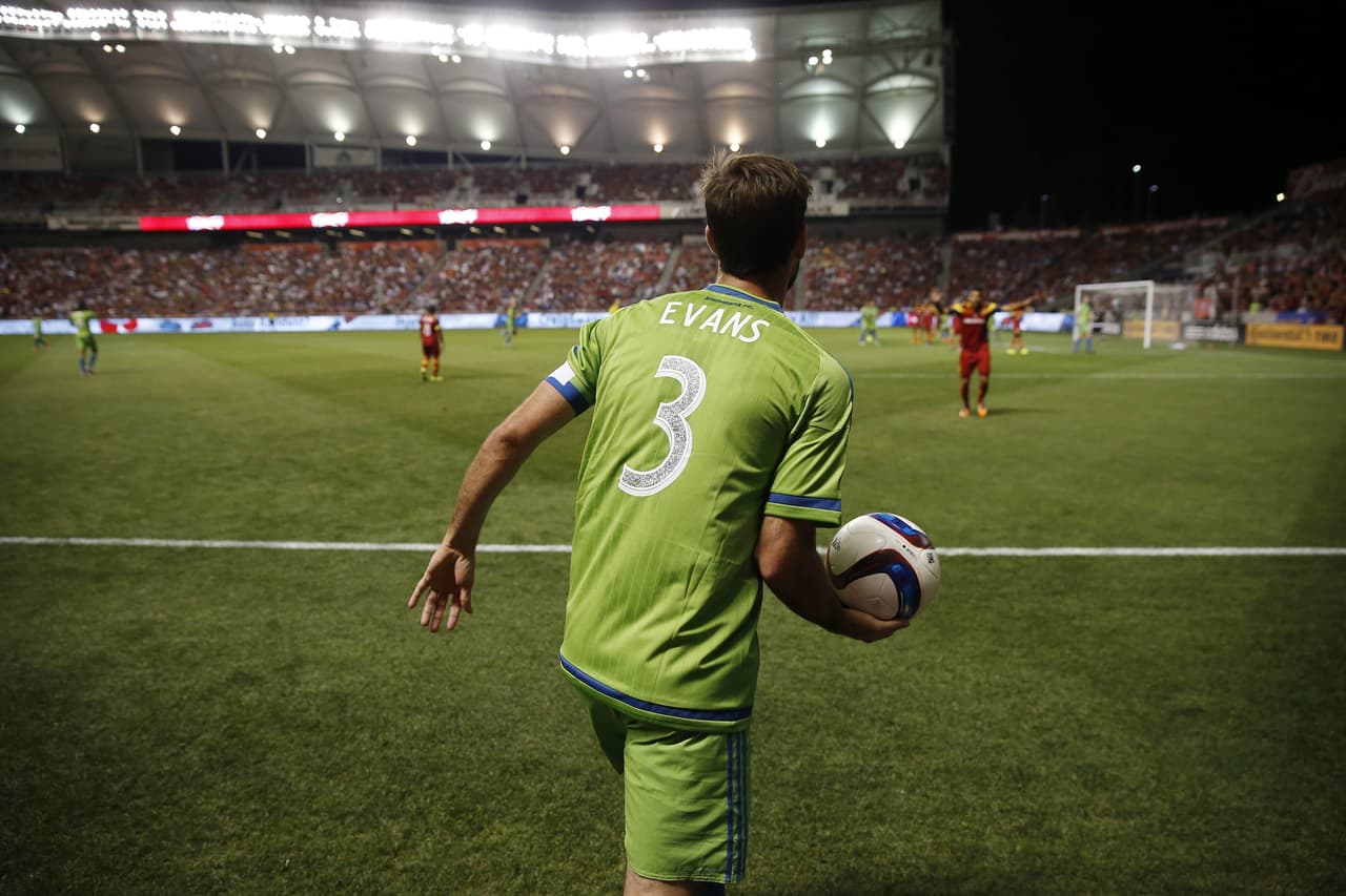 La panorámica del Rio Tinto Stadium mientras Brad Evans repone de manos.