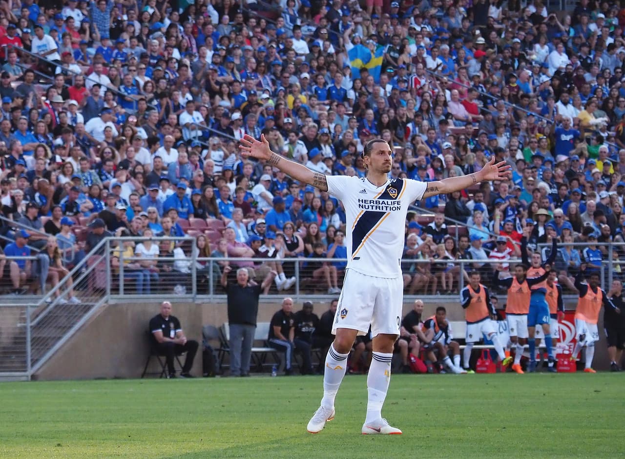 Zlatan Ibrahimovic se lució en su debut en el CaliClásico con un doblete en el primer tiempo. El primero de sus goles fue un cañonazo apenas al minuto de juego.