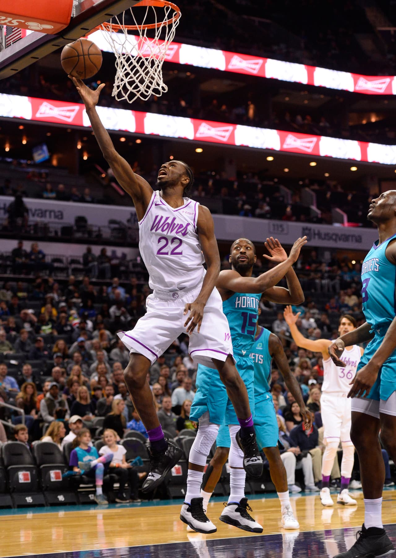 Kemba Walker se despachó con 31 puntos para la causa de Charlotte, que está a tres juegos de la última plaza de Playoffs del Este. Por Minnesota sacó la casta Karl-Anthony Towns, de nuevo, con 21 puntos y 16 rebotes.