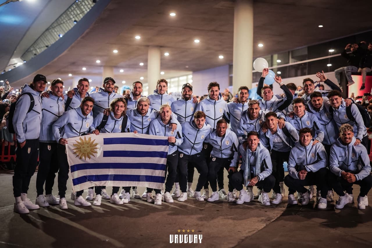 Uruguay aterrizó en Playa del Carmen previo a su debut en el Mundial