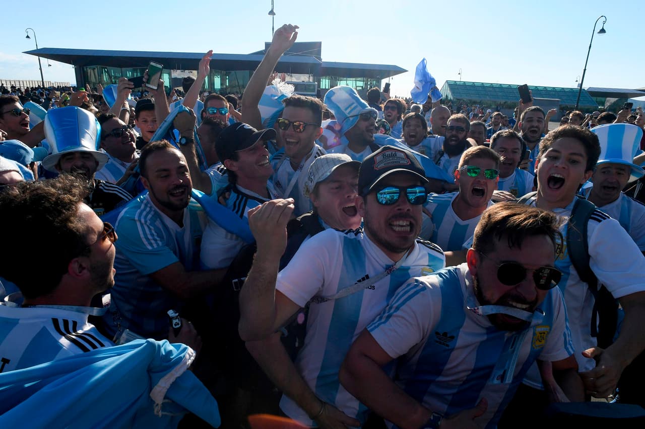 Los fanáticos de Argentina inundan de pasión el partido contra Nigeria en un encuentro de alegría y colorido en el tercer y definitivo partido del grupo D del Mundial Rusia 2018.