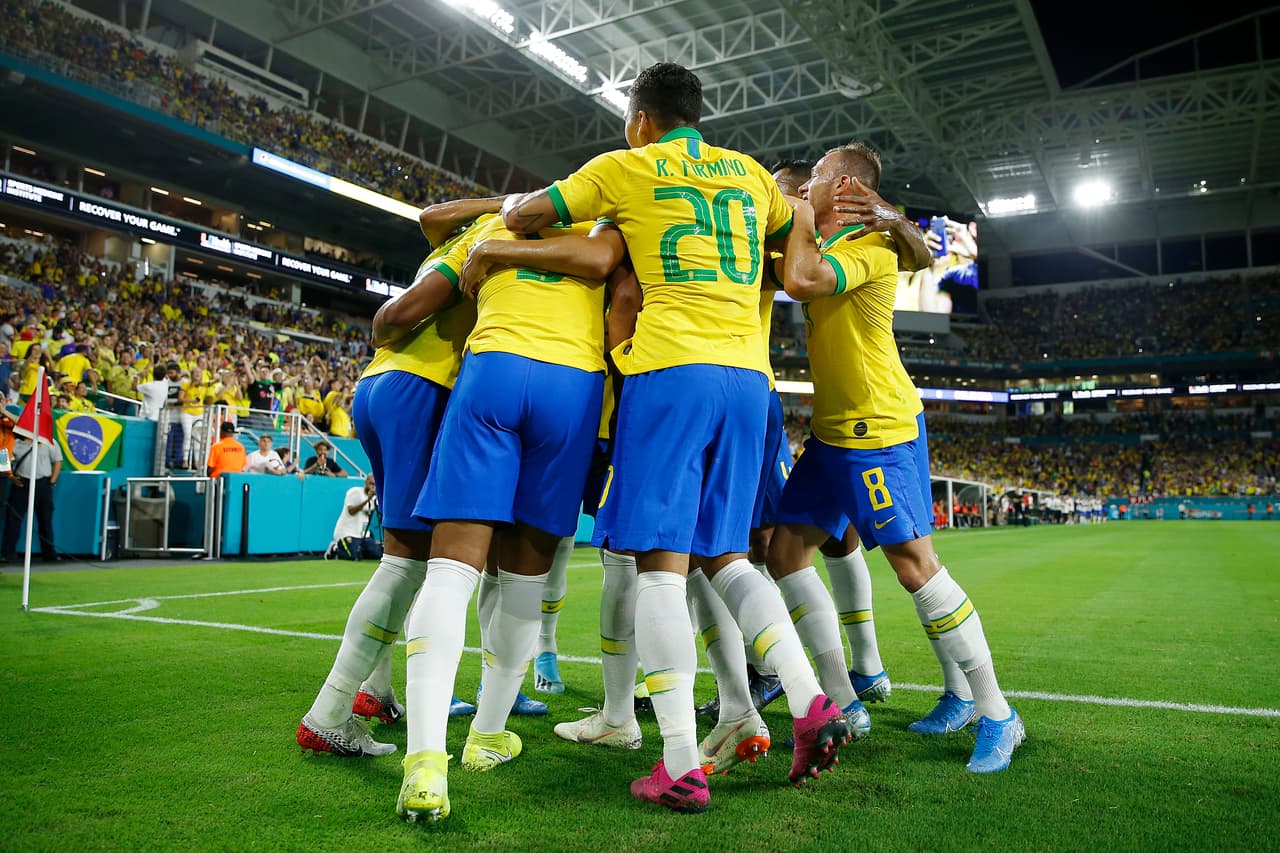 Brasil 2-2 Colombia. Casemiro abrió el marcador y el atacante del PSG lo cerró; Muriel marcó un doblete.