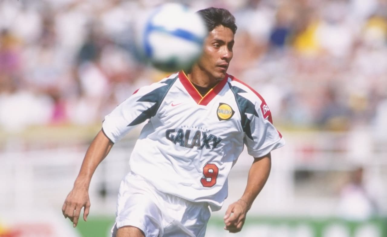 Comenzamos por uno de los más queridos, Jorge Campos,, quien estuvo presente en dos ediciones, la de 1996 y 1998, con sus locuras fuera del arco e incluso saliendo como jugador se llevó los reflectores; su primera participación la perdió y la segunda la ganó.