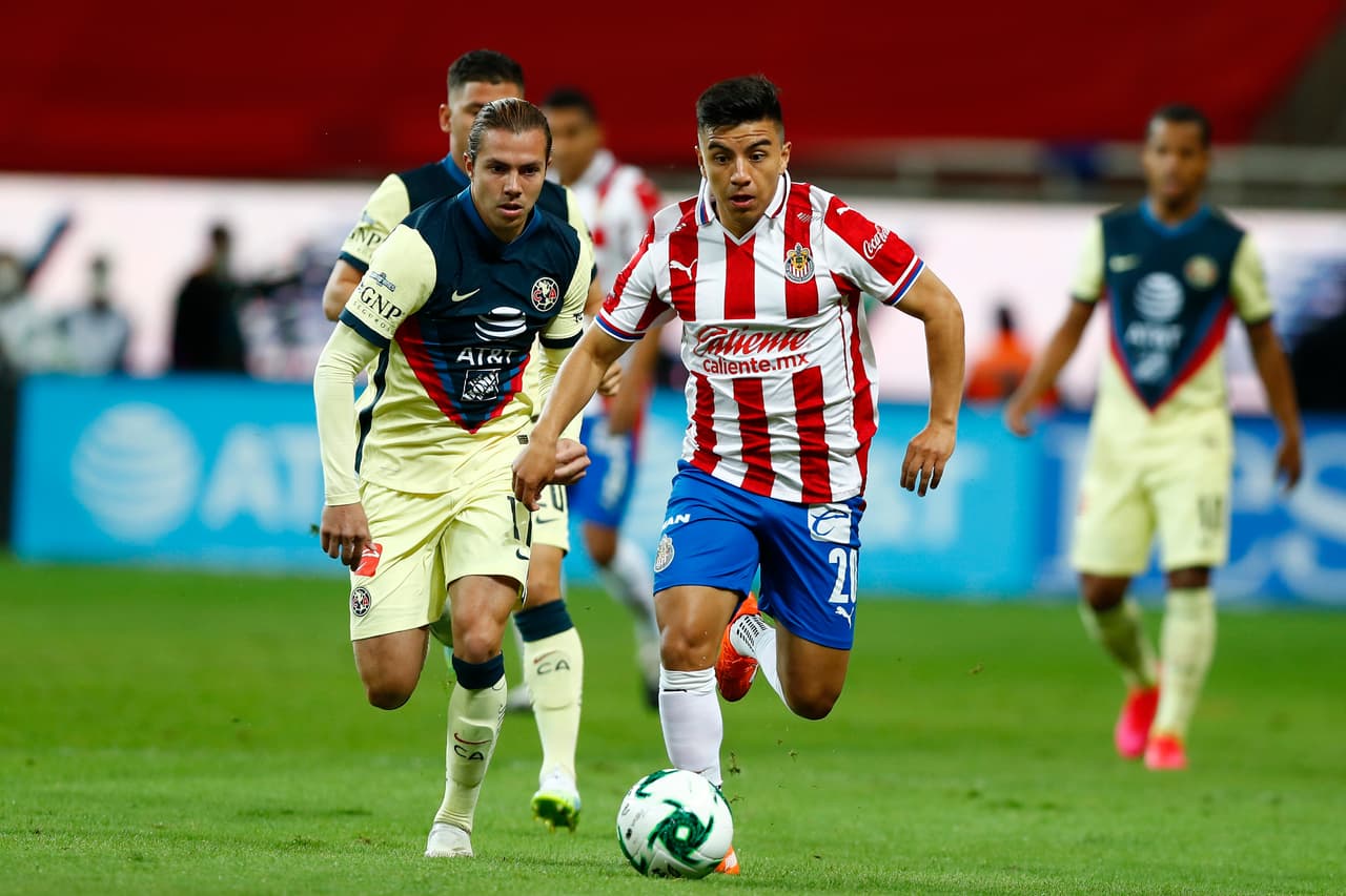 ZAPOPAN, MEXICO - NOVEMBER 25: Fernando Beltran #20 of Chivas fights for the ball with Francisco Córdova #17 of America during the quarterfinals first leg match between Chivas and America as part of the Torneo Guard1anes 2020 at Akron Stadium on November 25, 2020 in Zapopan, Mexico. (Photo by Refugio Ruiz/Getty Images)