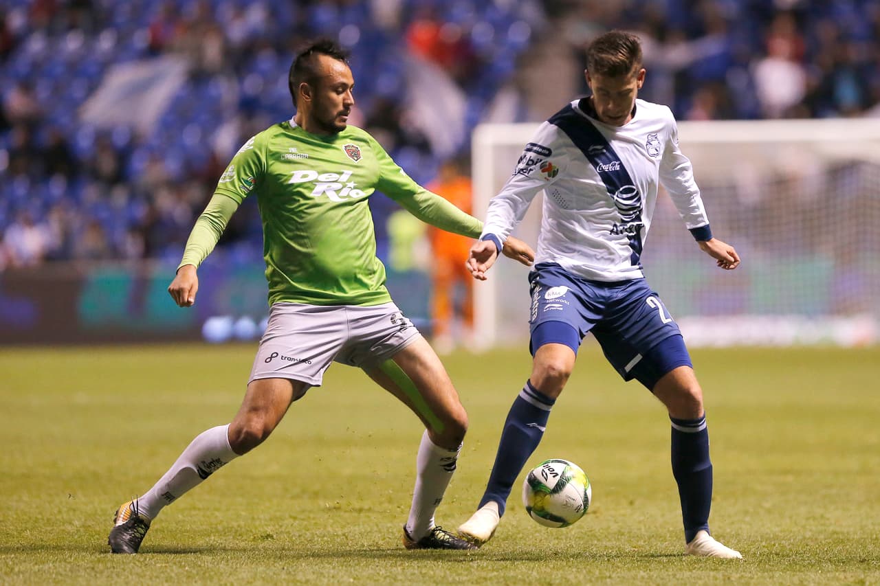 Los poblanos empezaron a apoderarse del esférico, jugando con el marcador favorable y desgastando al equipo visitante, que hacía el gasto para recuperarlo.