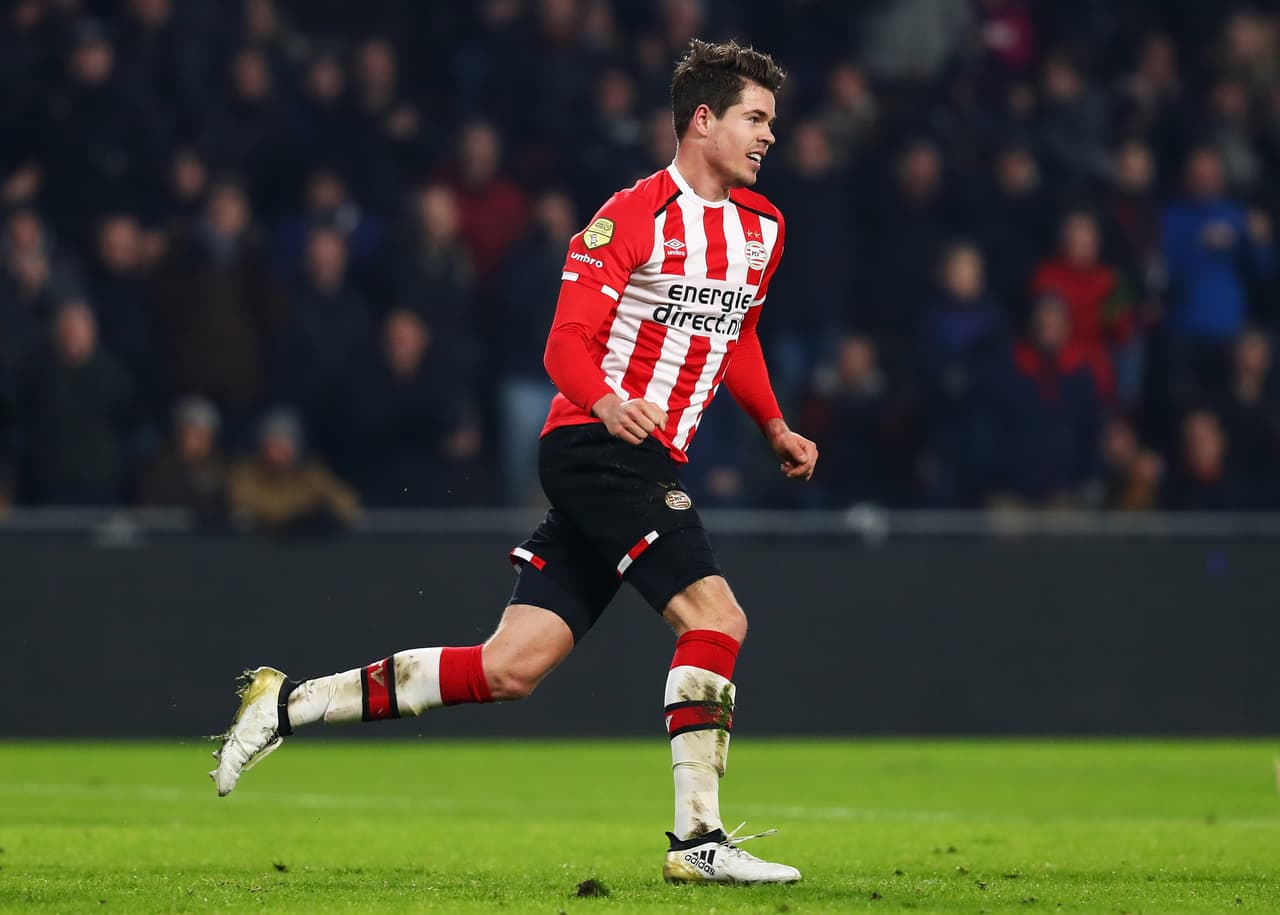 En el centro del campo aparece Marco van Ginkel, quien suma tres etapas con el PSV a lo largo de su carrera.
