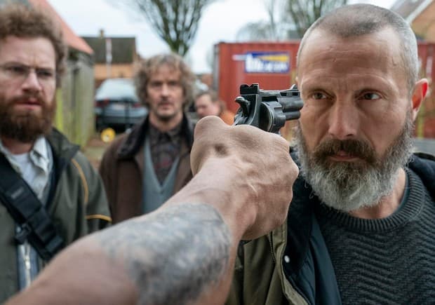 Mads Mikkelsen interpreta a Markus, cuya esposa muere en un terrible accidente de tren, del que está convencido de que fue obra de un grupo de extrema derecha. Y así se transforma en un justiciero usando su entrenamiento militar para enfrentarse a una organización que pocos defenderían.