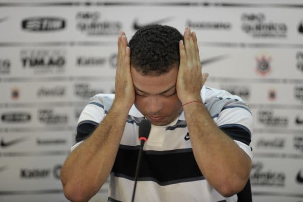 De repente, Ronaldo no pudo más y se derrumbó.