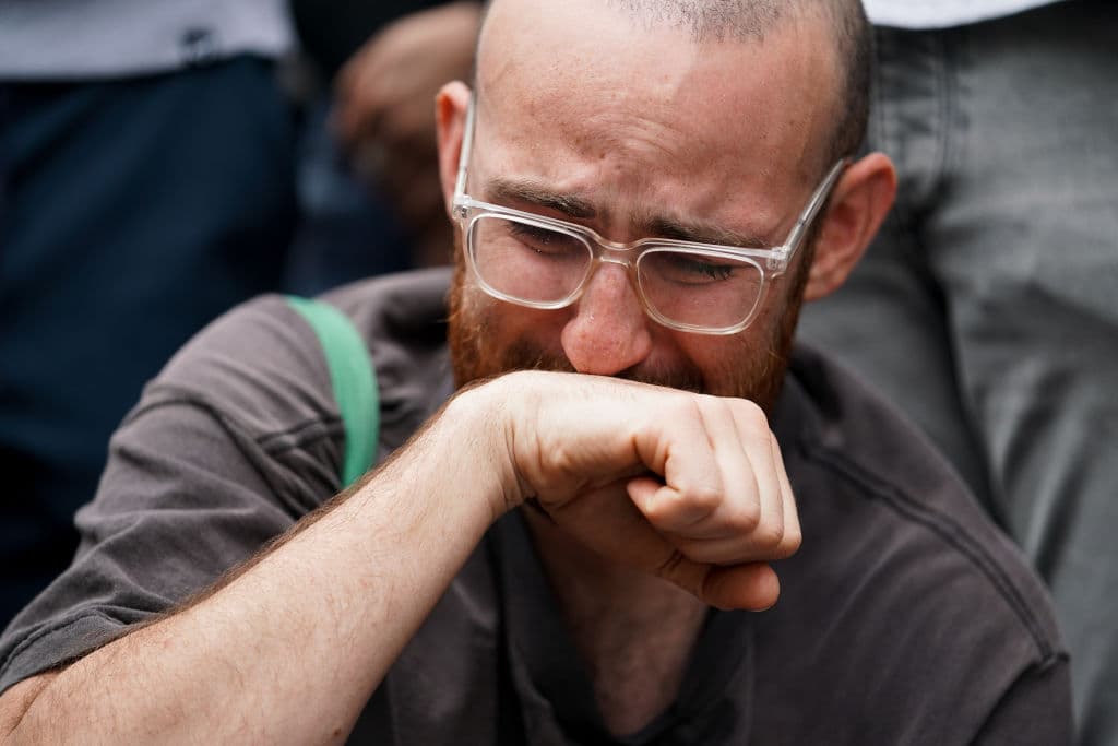 Aficionados se acercaron al Staples Center, entre lagrimas e indredulidad para dejar flores por la muerte de Kobe Bryant.