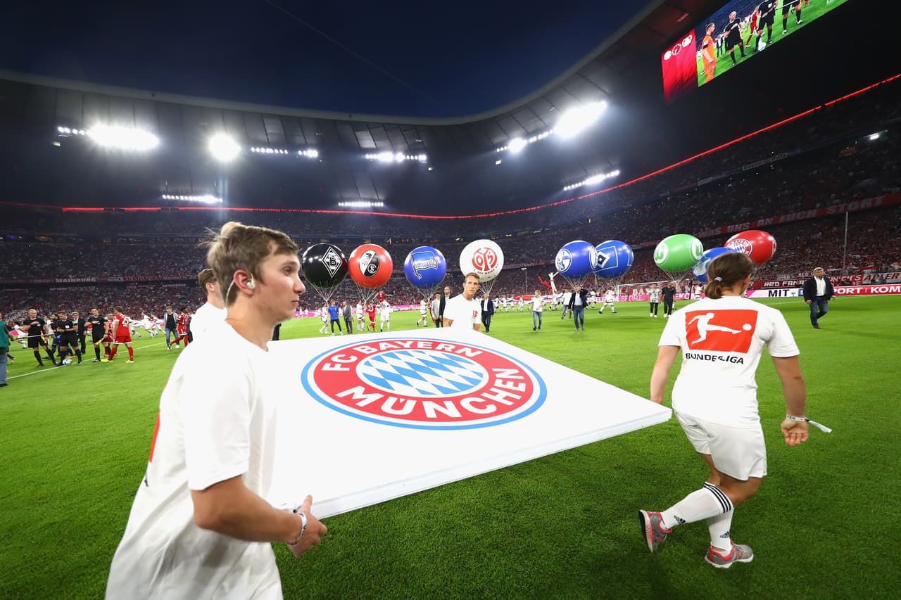 Bayern Munich es el local en el Allianz Arena, que tiene la capacidad de recibir unos 77 mil espectadores.