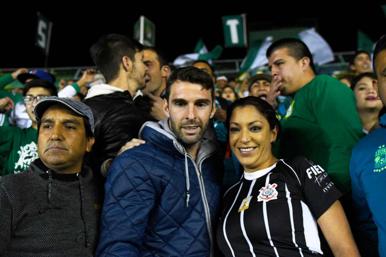 Y, de manera sorpresiva, apareció un invitado especia en las gradas, el delantero argentino Mauro Boselli, quien apareció entre la afición leonesa.