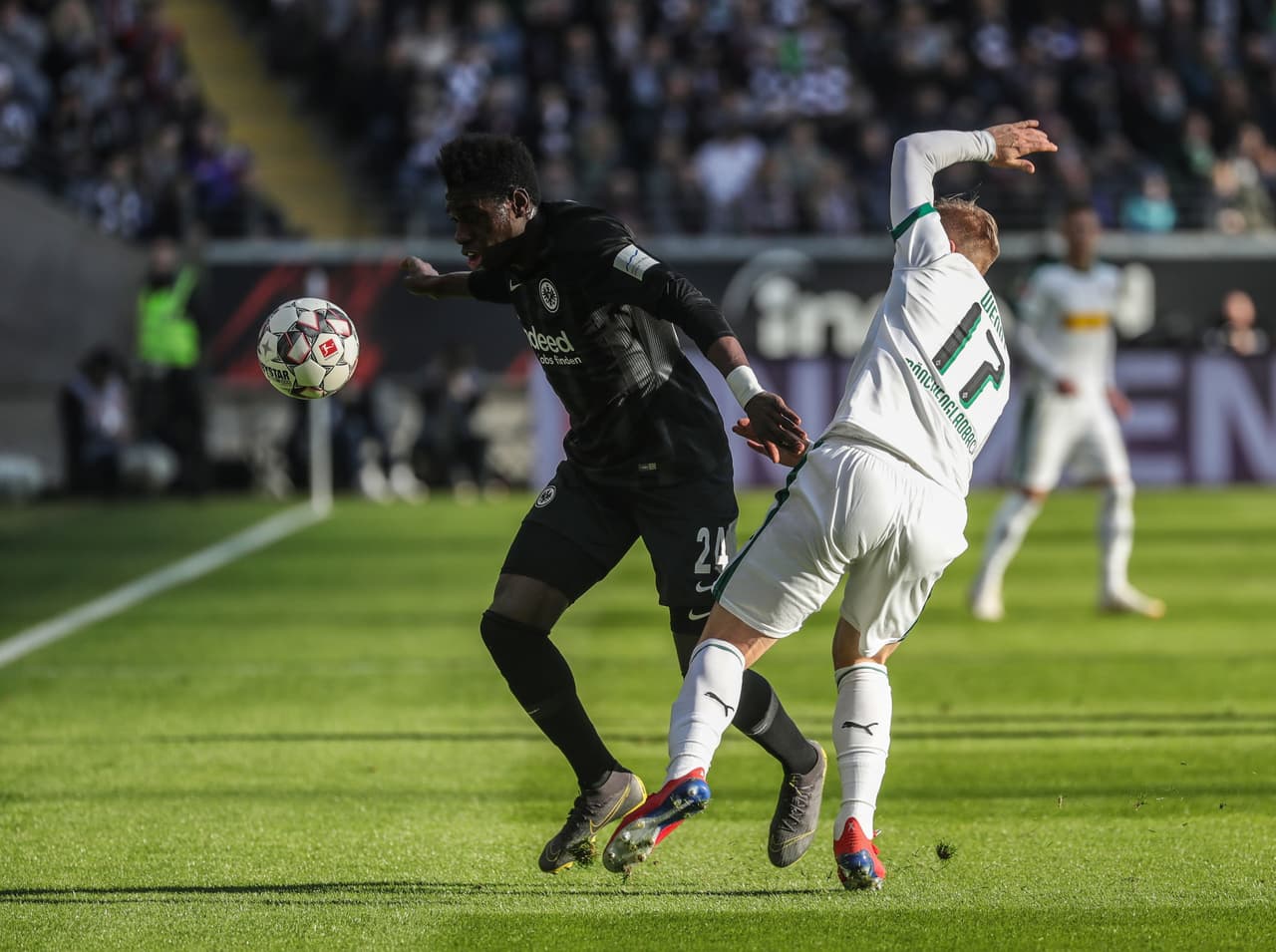 Eintracht Frankfurt no estab dispuesto a irse con la paridad y por eso se fue con todo al arco del visitante.